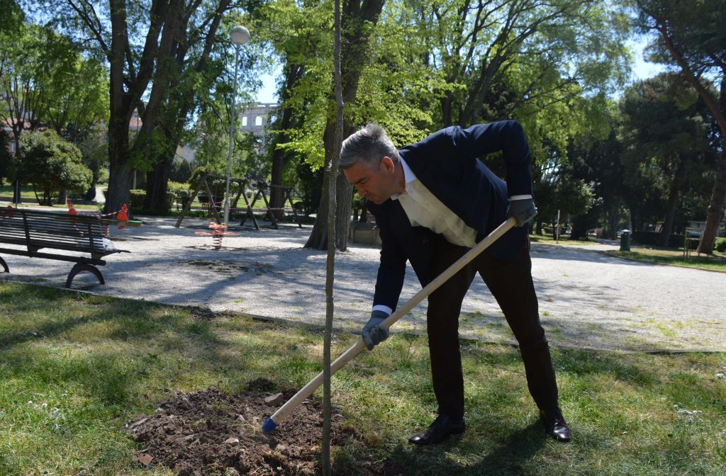 Sadnjom stabla u parku Franje Josipa I. u Puli obilježen Dan planeta Zemlja